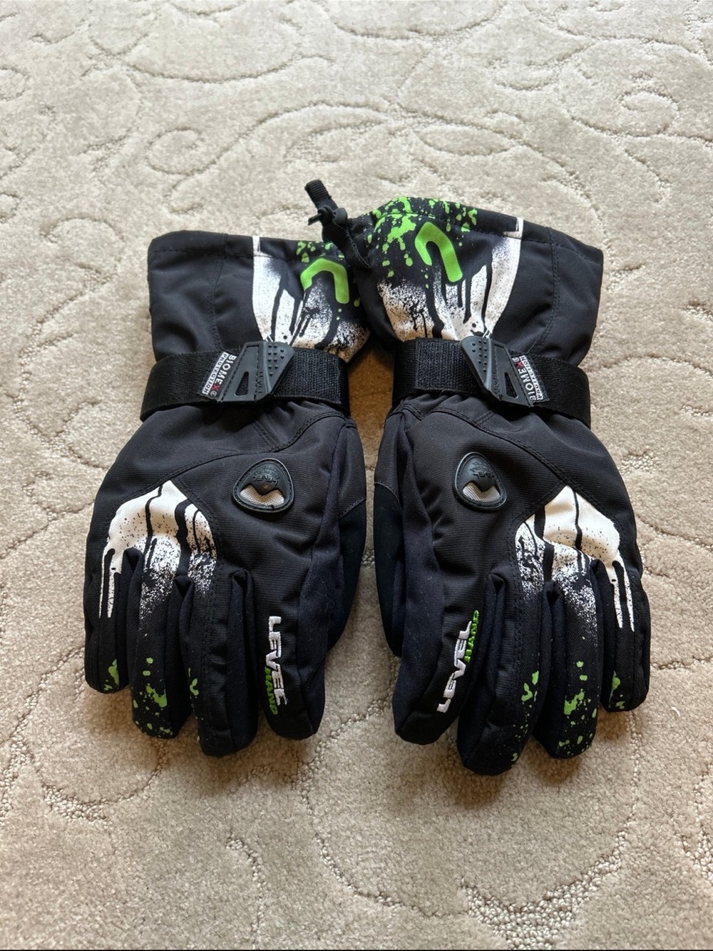 LEVEL hand Black Ski/Snowboard Gloves with wrist support